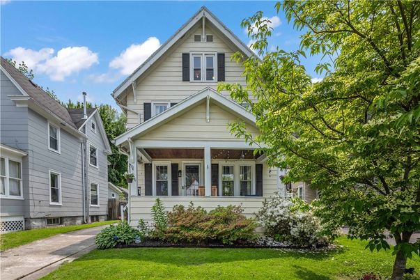 Exterior, Facade, Queen Anne Victorian