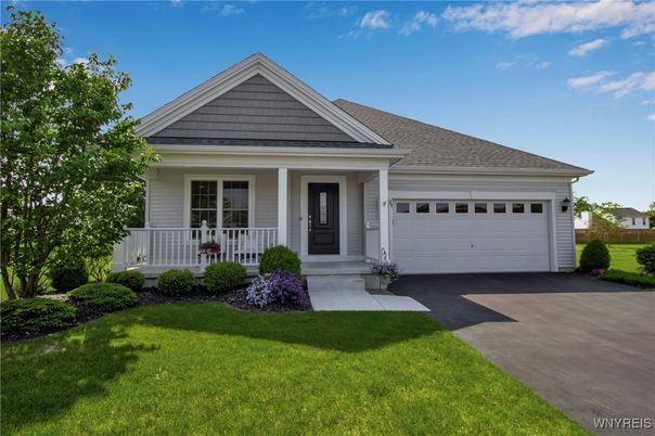 Attached, Exterior, Facade, American Craftsman
