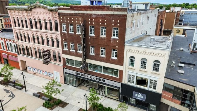 Exterior, Facade, Rowhouse