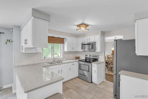 Dining room, Interior, Kitchen, Pendant Lights, Stainless Steel Appliances