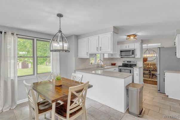 Chandelier, Dining room, Interior, Kitchen, Pendant Lights, Stainless Steel Appliances