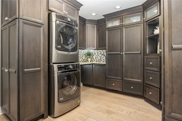 Interior, Recessed Lighting, Washer, Wood Texture Flooring