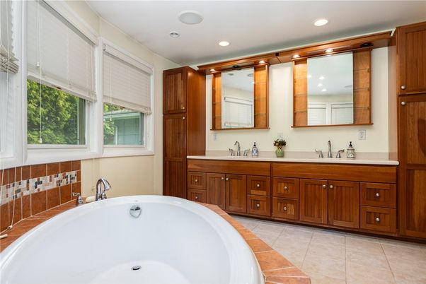 Bathroom, Dual Sink Vanities, Interior, Recessed Lighting