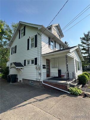 Attached, Exterior, Facade, Queen Anne Victorian