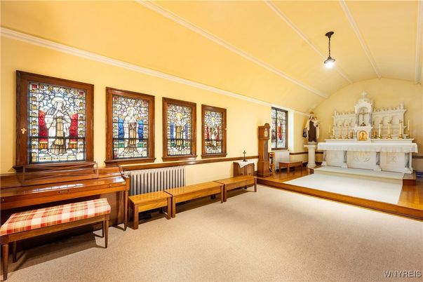 Interior, Piano