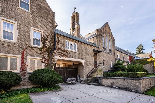 Exterior, Facade, Brick Facade, Rowhouse