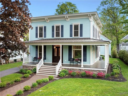 Exterior, Facade, American Foursquare