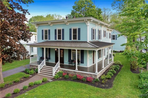 Exterior, Facade, American Foursquare