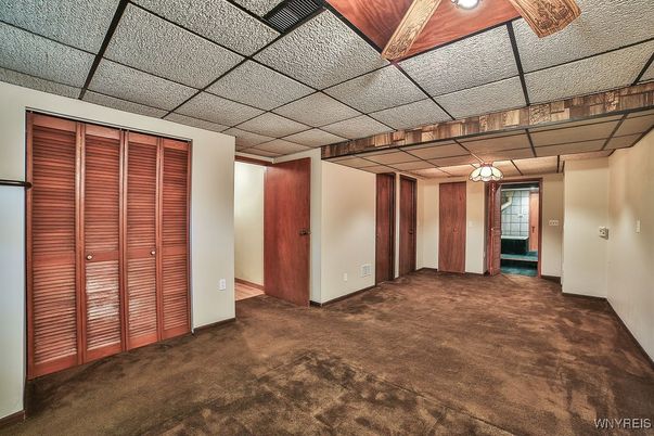 Empty room, Interior