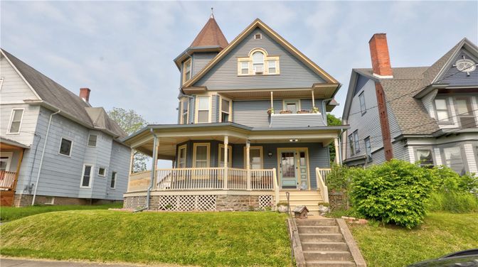 Exterior, Facade, Queen Anne Victorian