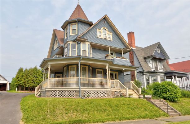 Exterior, Facade, Queen Anne Victorian