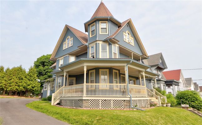 Exterior, Facade, Queen Anne Victorian