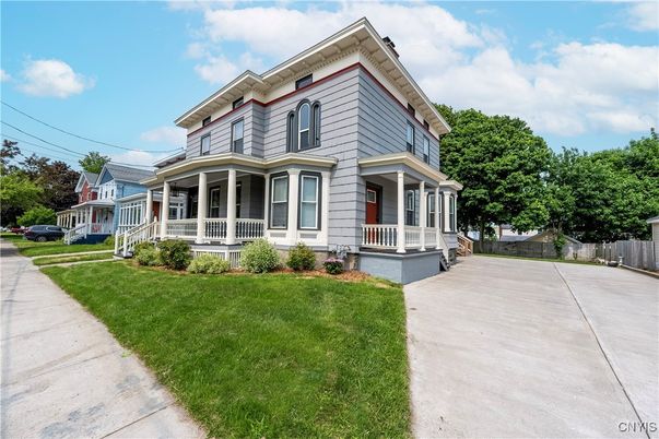 Exterior, Facade, Queen Anne Victorian