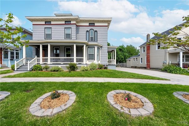 Exterior, Facade, American Foursquare