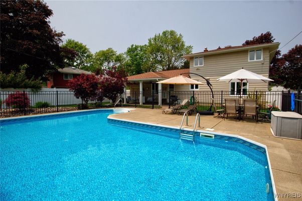 Exterior, Pool