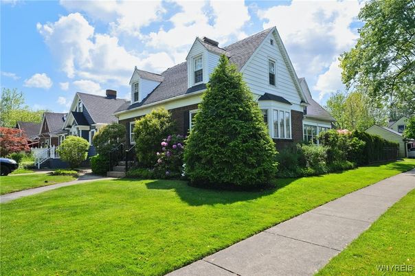 Exterior, Facade, Brick Facade, Queen Anne Victorian