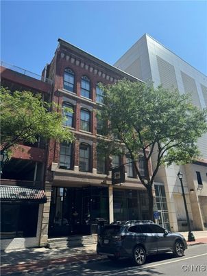 Exterior, Facade, Rowhouse