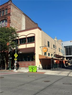 Exterior, Facade, Rowhouse