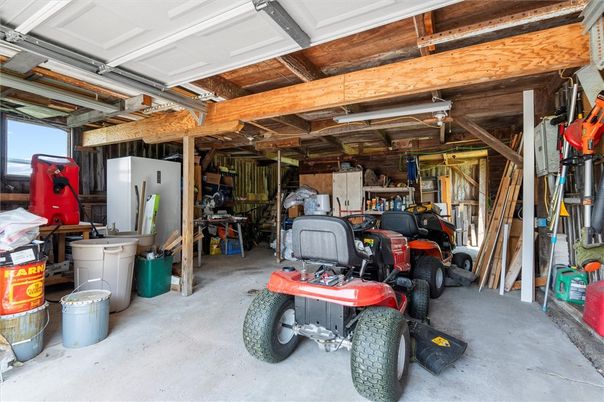 Garage, Interior, Wooden Beams