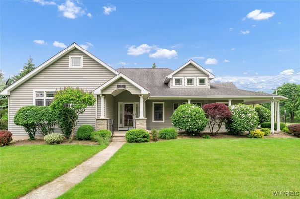 Exterior, Facade, Ranch
