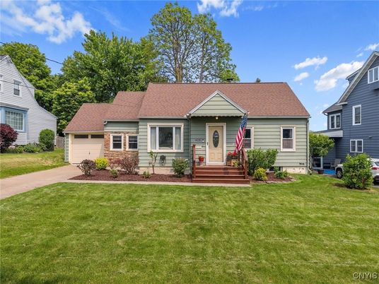 Attached, Exterior, Facade, Cape Cod