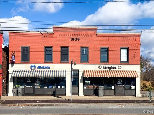 Exterior, Facade, Rowhouse
