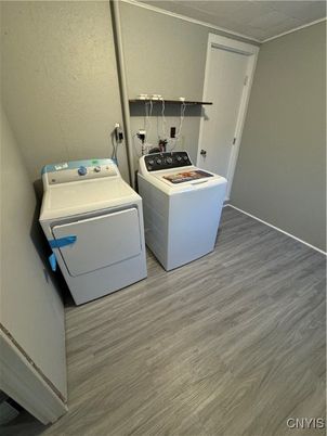 Interior, Washer, Wood Texture Flooring