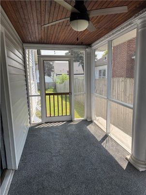 Empty room, Interior, Sun Room, Wooden Ceilings