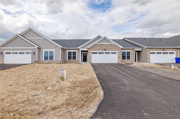 Attached, Exterior, Facade, Ranch