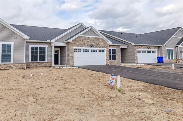 Attached, Exterior, Facade, Ranch