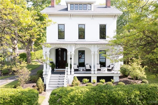 Exterior, Facade, American Foursquare