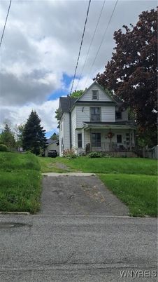 Backyard, Exterior, Facade, Queen Anne Victorian