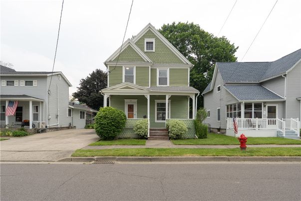 Exterior, Facade, Queen Anne Victorian