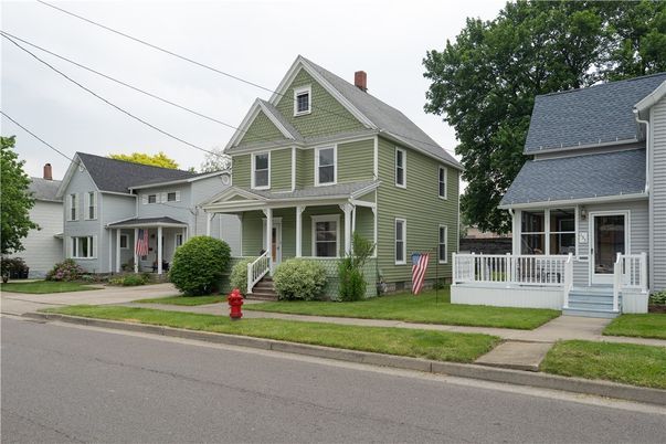 Exterior, Facade, Queen Anne Victorian
