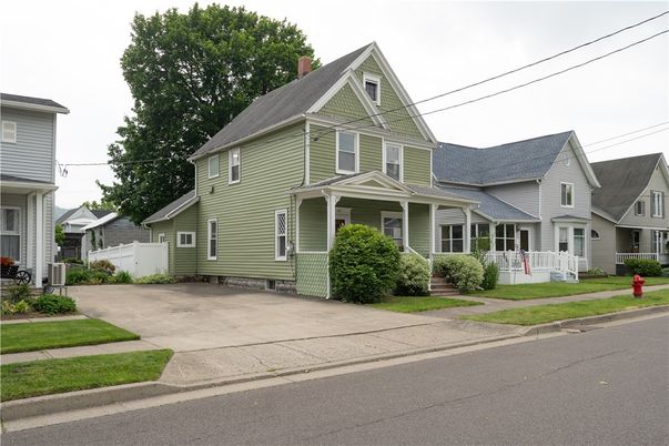 Exterior, Facade, Queen Anne Victorian