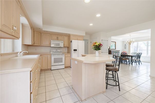 Chandelier, Dining room, Interior, Kitchen, Recessed Lighting, Stainless Steel Appliances