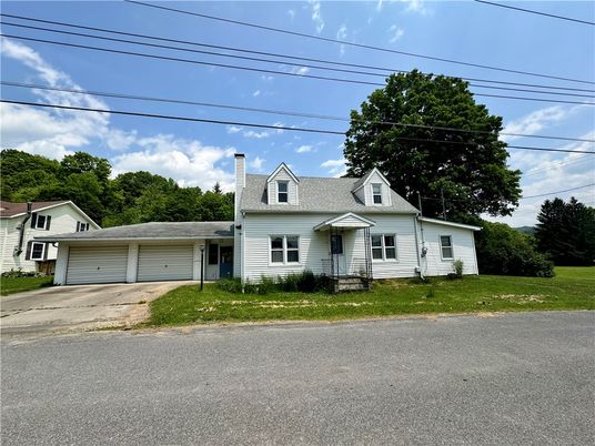 Attached, Exterior, Facade, Cape Cod