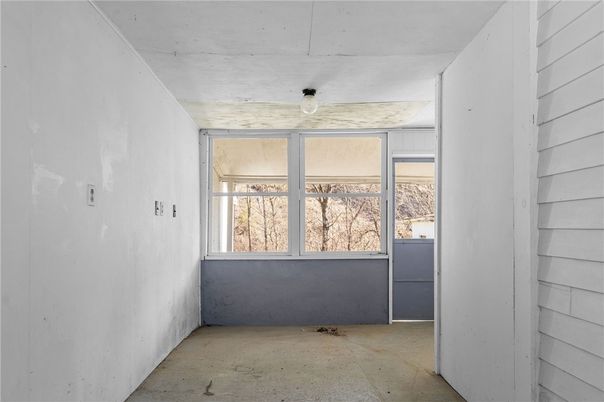 Empty room, Interior