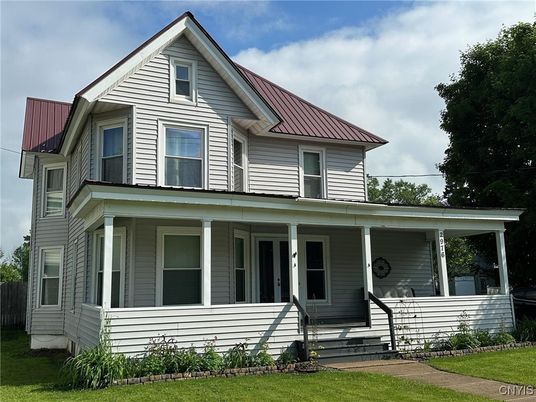 Exterior, Facade, Queen Anne Victorian