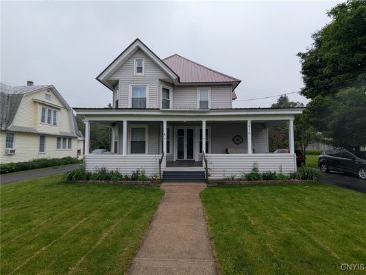 Exterior, Facade, Queen Anne Victorian