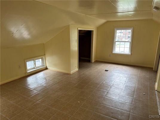 Empty room, Interior