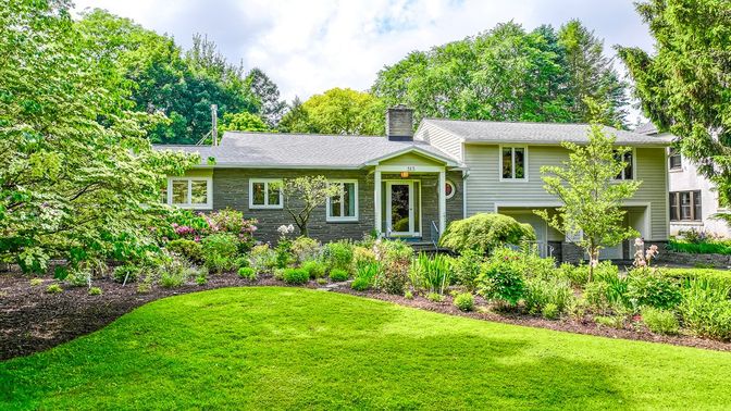 Backyard, Exterior, Facade, Raised Ranch