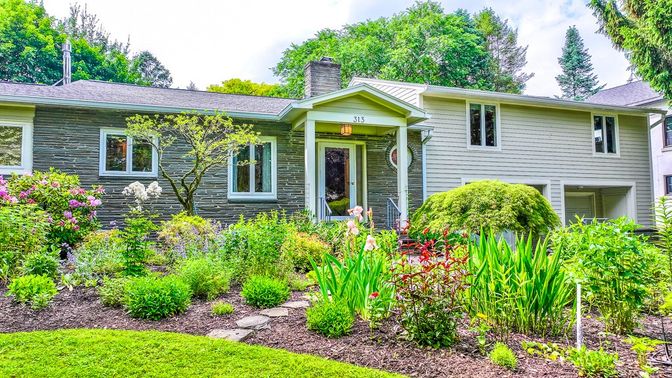 Exterior, Facade, Raised Ranch