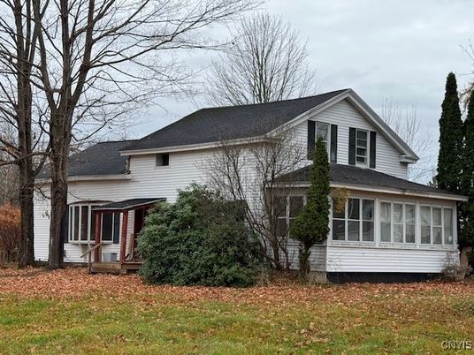 Exterior, Facade, Farmhouse
