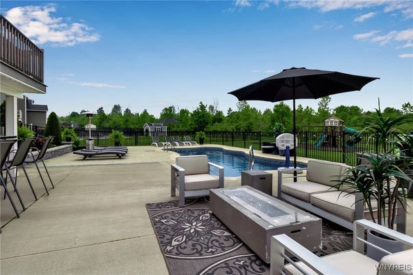 Exterior, Pool