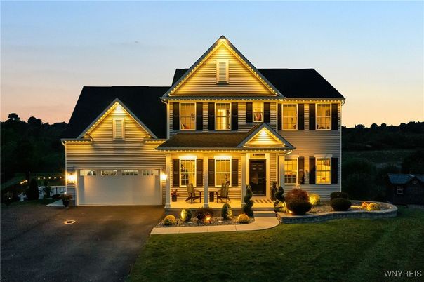 Attached, Exterior, Facade, Queen Anne Victorian