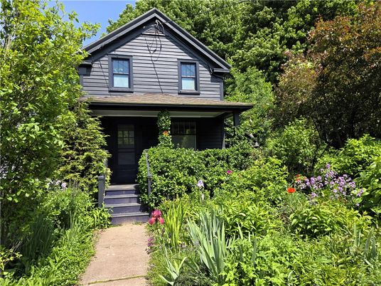 Exterior, Facade, Queen Anne Victorian