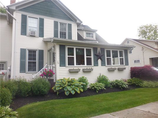 Exterior, Facade, Queen Anne Victorian