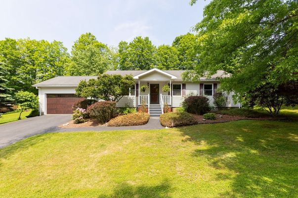 Attached, Exterior, Facade, Ranch