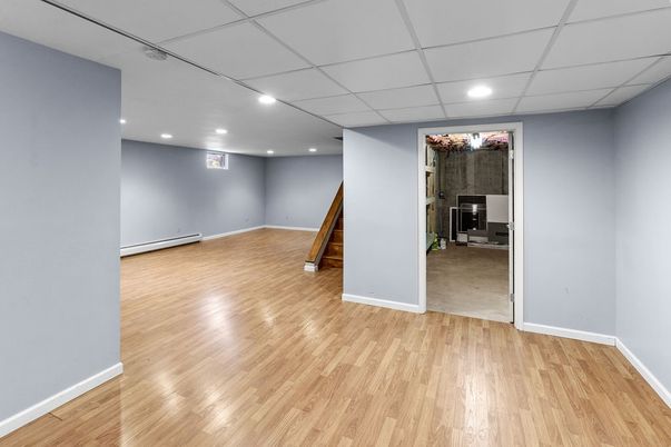 Empty room, Interior, Recessed Lighting, Wood Texture Flooring